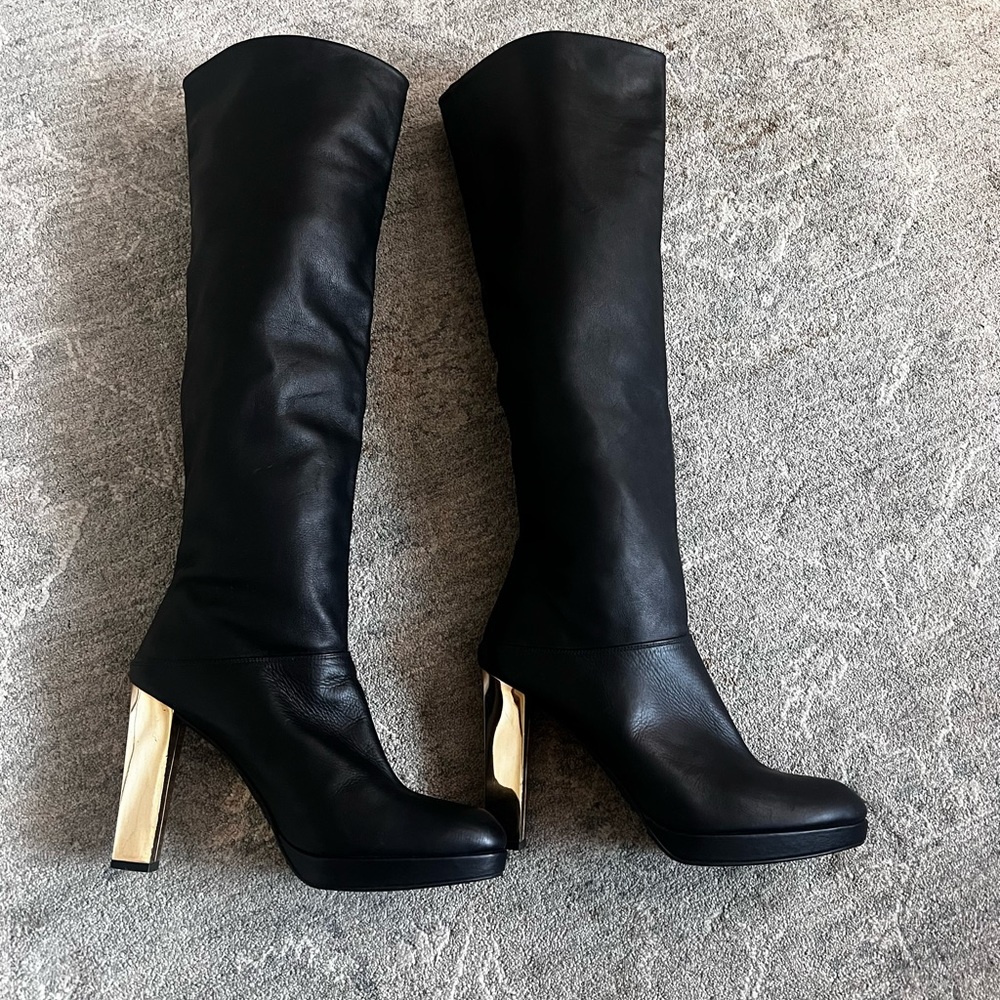 Size 8 worn few times got a lot of compliments on this